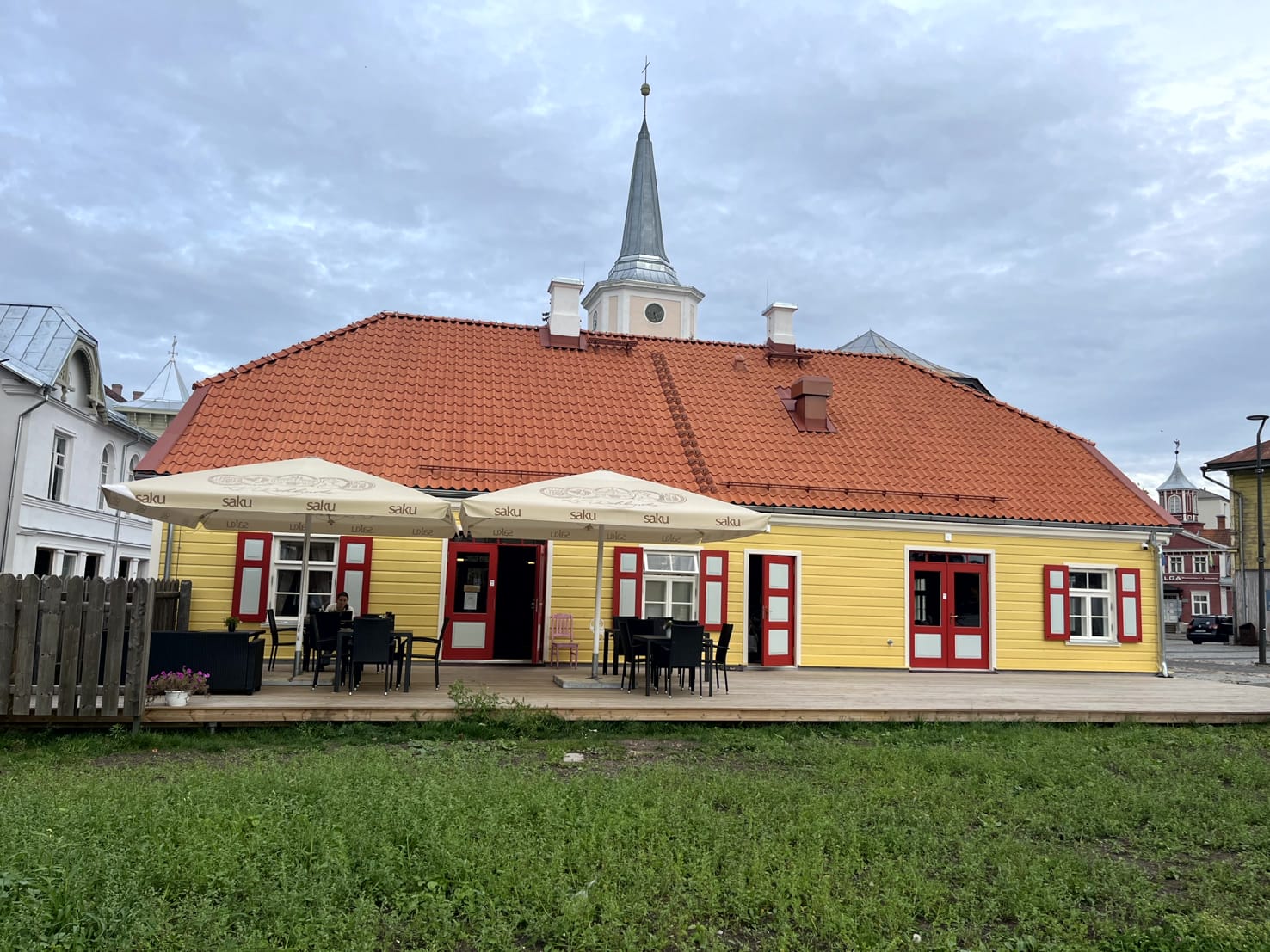 Kollane puitmaja Kesk tänaval